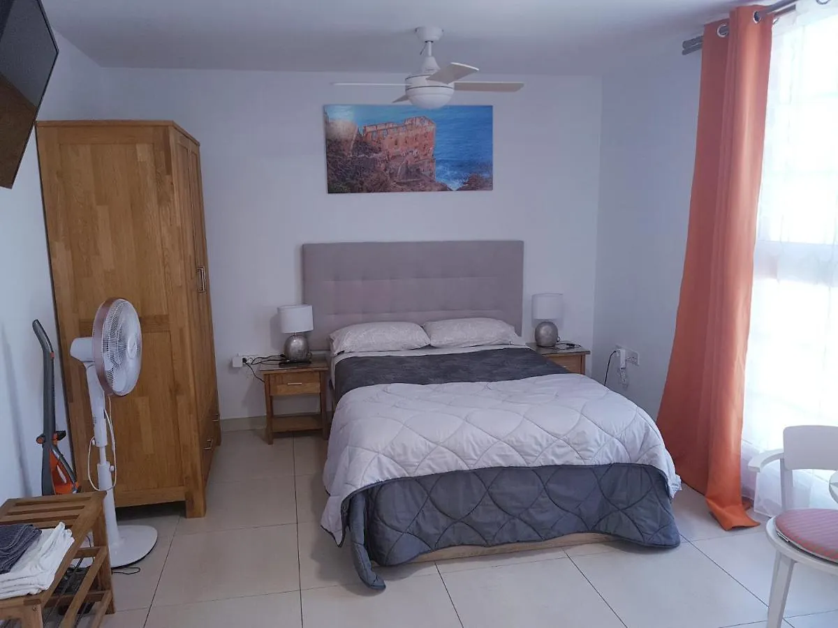 Estudio Nuevo Con Bano, Cocina Y Gran Terraza contacts
